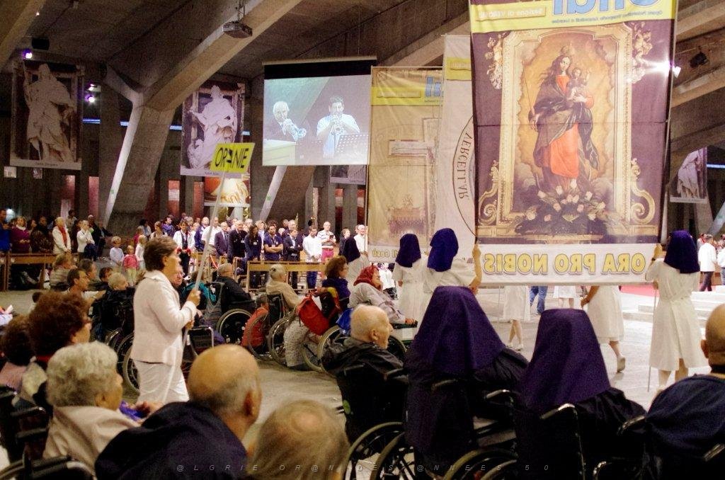 AOBR 2015 08 12 AU 16 LOURDES 5 PROCESSION DANS LA BASILIQUE SOUTERRAINE (3).jpg